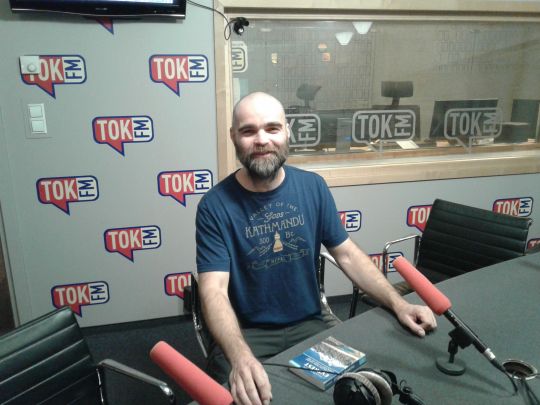 Radek Kucharski w studio Radia TOK FM po audycji w dniu 22.12.2019. Fot. Filip Kekusz.