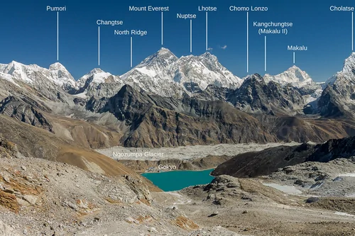 Everest, Lhotse i Makalu. Zdjęcie z etykietami szczytów. Kliknij, by zamówić taki plakat.